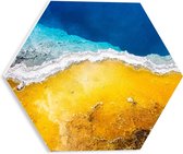 WallClassics - PVC Schuimplaat Hexagon  - Geel Zand aan Zee - 30x26.1 cm Foto op Hexagon (Met Ophangsysteem)