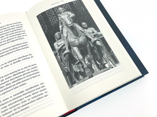 Een zwart-witfoto van een boekpagina met een gravure van een ruiter te paard omringd door drie mannen.