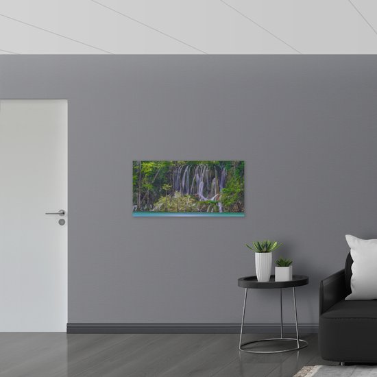 WallClassics - Drapeau - Belle Cascade dans la Forêt - Photo 100x50 cm sur Drapeau Polyester