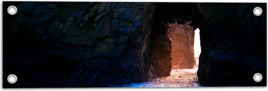 WallClassics - Tuinposter – Deur in de Bergen naar Zee - 60x20 cm Foto op Tuinposter  (wanddecoratie voor buiten en binnen)