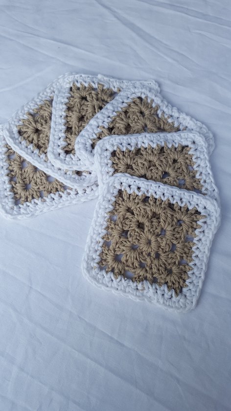 Handgemaakte set van 6 onderzetters in beige met witte rand gehaakt van 100 % katoen Afm: 11 x 11 cm