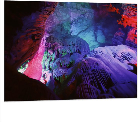 WallClassics - Dibond - Rood Blauw en Paarse Kleuren in een Grot - 100x75 cm Foto op Aluminium (Met Ophangsysteem)