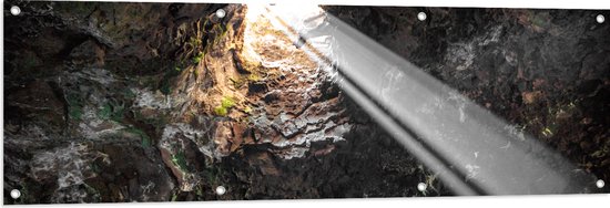 WallClassics - Garden Poster - Light Shines In Through Opening in the Cave - 150x50 cm Photo sur Garden Poster (décoration murale pour l'extérieur et l'intérieur)