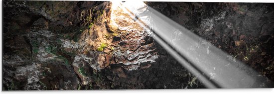 WallClassics - Dibond - Licht Schijnt naar Binnen door Opening in de Grot - 90x30 cm Foto op Aluminium (Met Ophangsysteem)