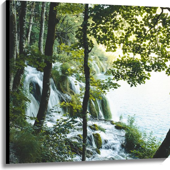 WallClassics - Canvas  - Waterval tussen de Bomen door - 100x100 cm Foto op Canvas Schilderij (Wanddecoratie op Canvas)