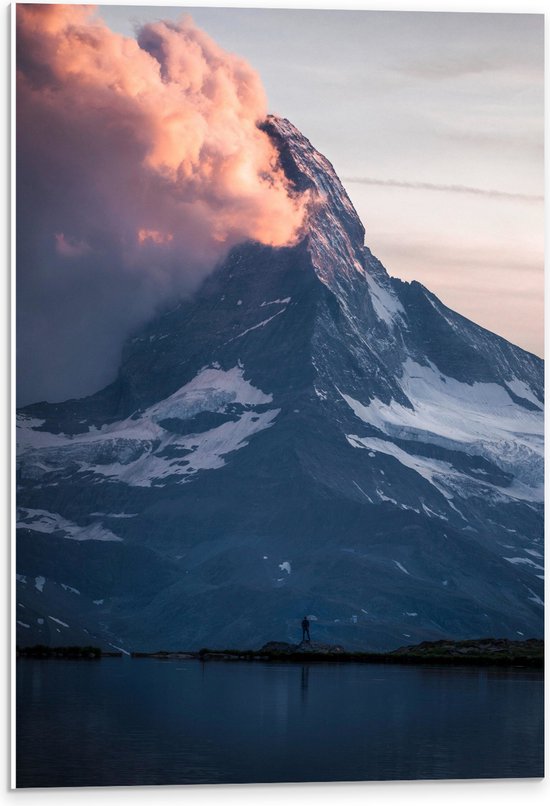 WallClassics - PVC Schuimplaat - Persoon wandelend bij Berg met Wolk - 40x60 cm Foto op PVC Schuimplaat (Met Ophangsysteem)