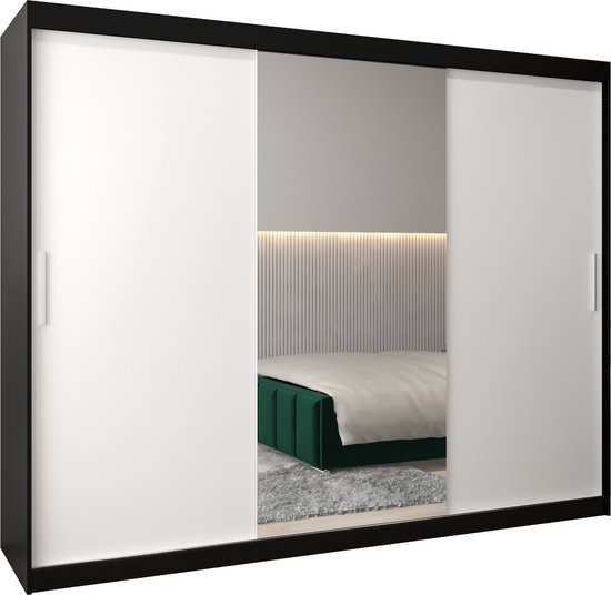 Zwarte kledingkast met 3 schuifdeuren, waarvan 2 wit mat en 1 spiegel. De spiegel reflecteert een bed met groen dekbed.