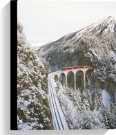 WallClassics - Canvas  - Rode Trein door de Bergen in de Sneeuw - 30x40 cm Foto op Canvas Schilderij (Wanddecoratie op Canvas)