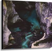WallClassics - Canvas  - Paarse Rotsen met Water - 100x100 cm Foto op Canvas Schilderij (Wanddecoratie op Canvas)