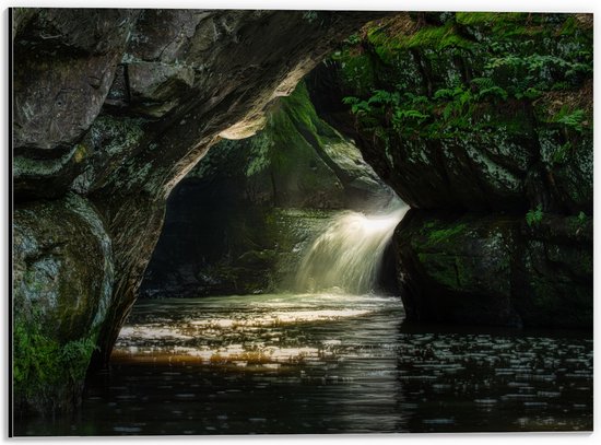 WallClassics - Dibond - Sprookjesachtige Grot met Rivier - 40x30 cm Foto op Aluminium (Met Ophangsysteem)