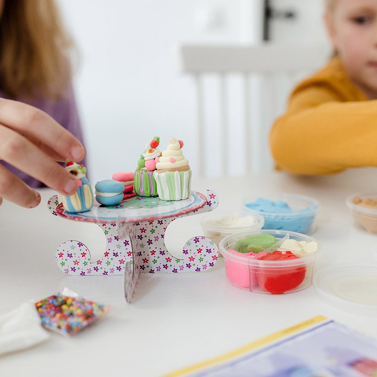 Totum Cupcake Factory knutselkoffer bakkerij - creatief speelgoed cupcakes en macarons foam dough — afbeelding 6
