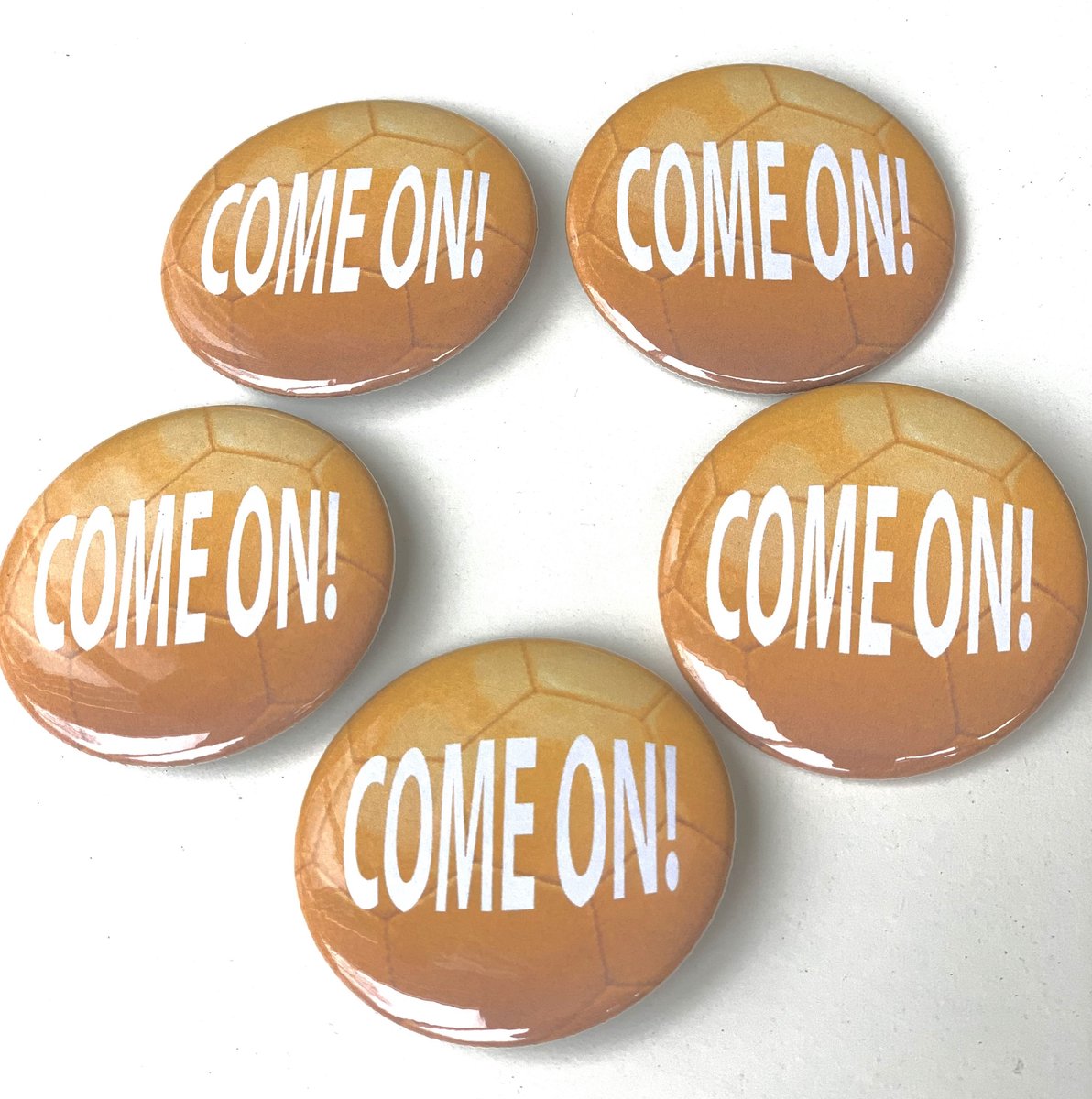 6 Buttons Come On met witte tekst op oranje voetbal - oranje versiering ...