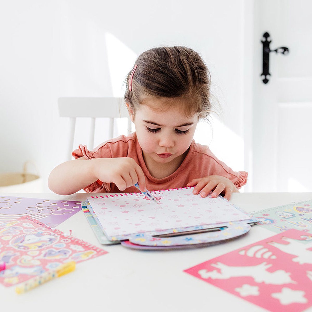 Totum Unicorn Designer vakantieboek, doeboek stickeren, tekenen en schrijven creatief speelgoed meisjes vanaf 3 jaar - 25 delig - incl. stickers en sjablonen knutselen cadeau tip — afbeelding 9