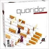 Doos van het spel Quoridor met houten blokken en pionnen, '8+' op de voorkant.