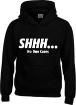 Hoodie - SHHH... No One Cares - Sarcastisch - Sarcasme - Tekst - Zwart - Unisex - Maat XL