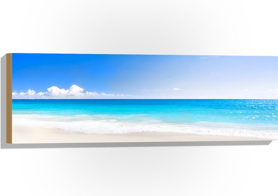 WallClassics - Hout - Strand met Licht Blauwe Zee - 90x30 cm - 12 mm dik - Foto op Hout (Met Ophangsysteem)