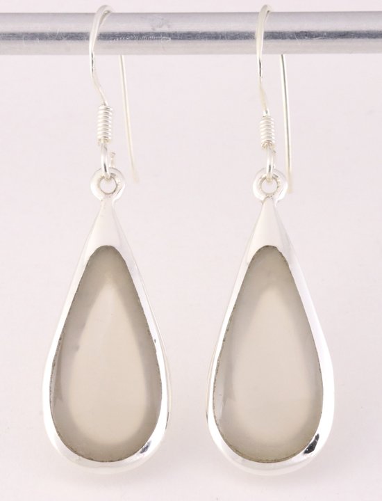 Druppelvormige zilveren oorbellen met witte agaat
