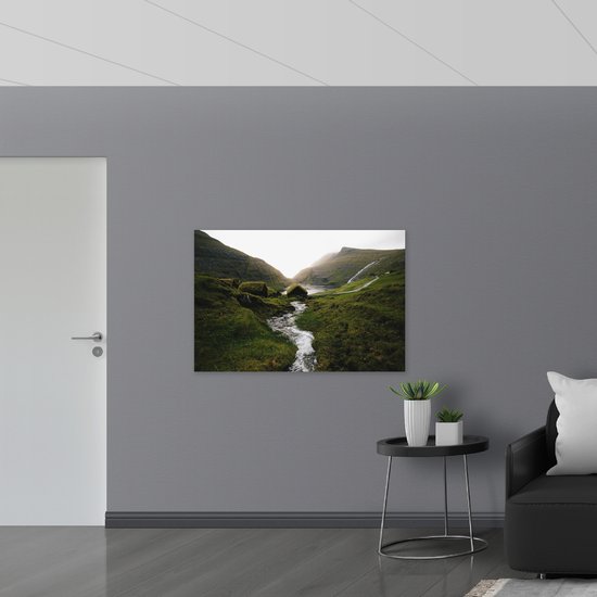 WallClassics - Drapeau - Rivière dans un paysage de colline - 120x80 cm Photo sur Drapeau en Polyester