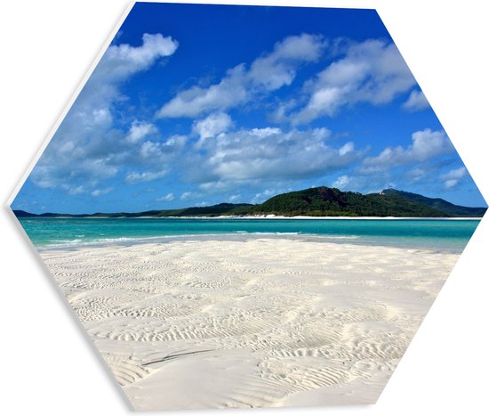 WallClassics - PVC Schuimplaat Hexagon  - Wit Strand met Zee en Bergen - 40x34.8 cm Foto op Hexagon (Met Ophangsysteem)