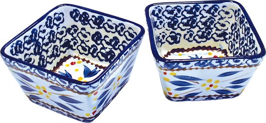 Twee vierkante Delftsblauwe tapas-schaaltjes met bloemen- en bladerendecoratie.
