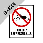 Pictogram/ bord | "Hier geen bakfietsen a.u.b." | 19 x 25 cm | Dikte: 2 mm | Fietsers | Geen fietsen plaatsen | Velo | Bakfiets | Overlast | Stad | 1 stuk