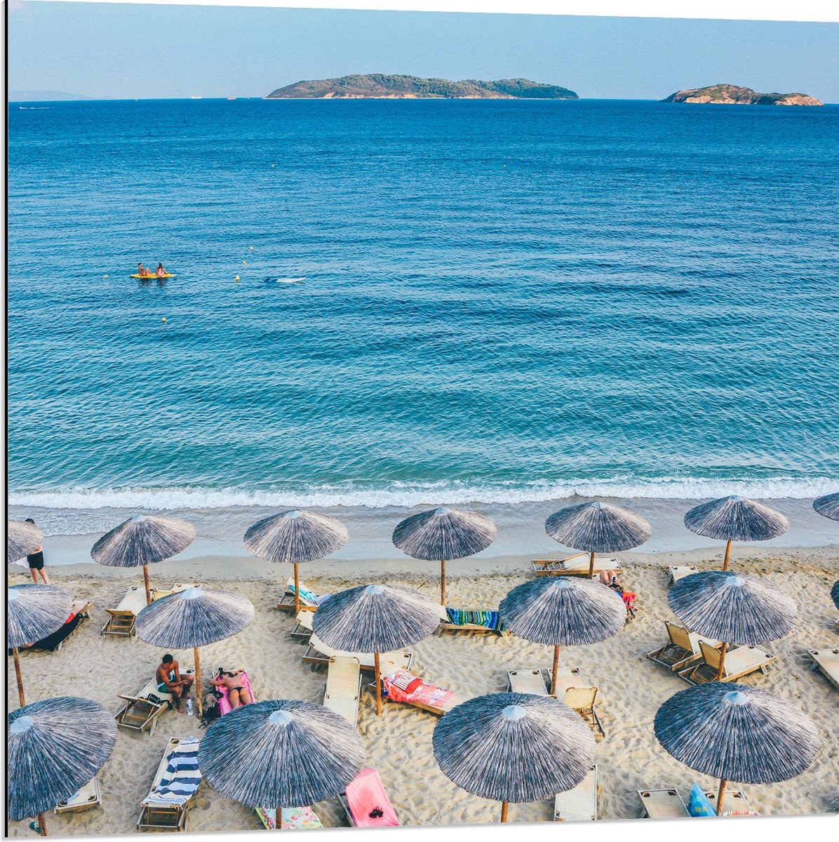 Dibond - Rieten Parasols met Ligbedjes op het Strand - 80x80 cm Foto op Aluminium (Met Oph