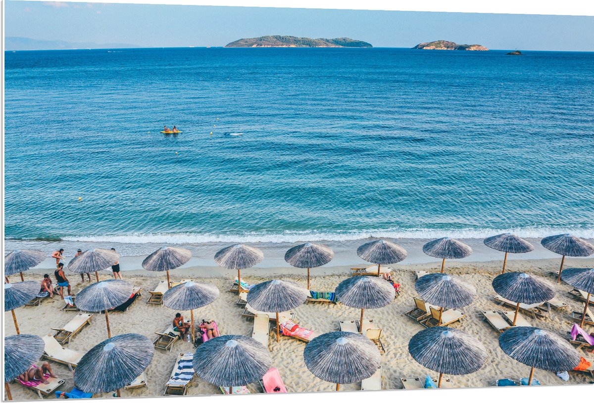 PVC Schuimplaat- Rieten Parasols met Ligbedjes op het Strand - 120x80 cm Foto op PVC Schuimplaat
