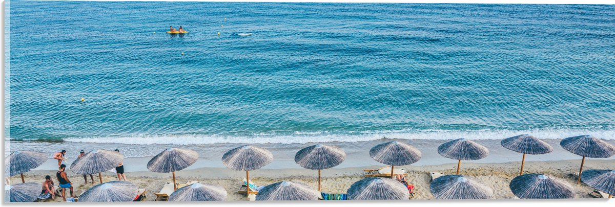 Acrylglas - Rieten Parasols met Ligbedjes op het Strand - 60x20 cm Foto op Acrylglas (Met 