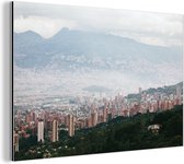 Wanddecoratie Metaal - Aluminium Schilderij Industrieel - Mist boven de Colombiaanse stad Medellín in Zuid-Amerika - 120x80 cm - Dibond - Foto op aluminium - Industriële muurdecoratie - Voor de woonkamer/slaapkamer