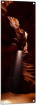 WallClassics - Tuinposter – Ravijn Upper Antelope Canyon met Zonlicht - 40x120 cm Foto op Tuinposter  (wanddecoratie voor buiten en binnen)