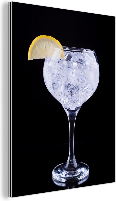Wanddecoratie Metaal - Aluminium Schilderij Industrieel - Gin tonic cocktail met citroen op een zwarte achtergrond - 30x40 cm - Dibond - Foto op aluminium - Industriële muurdecoratie - Voor de woonkamer/slaapkamer