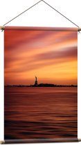 WallClassics - Textielposter - Oranje Lucht boven Vrijheidsbeeld in New York - 60x90 cm Foto op Textiel