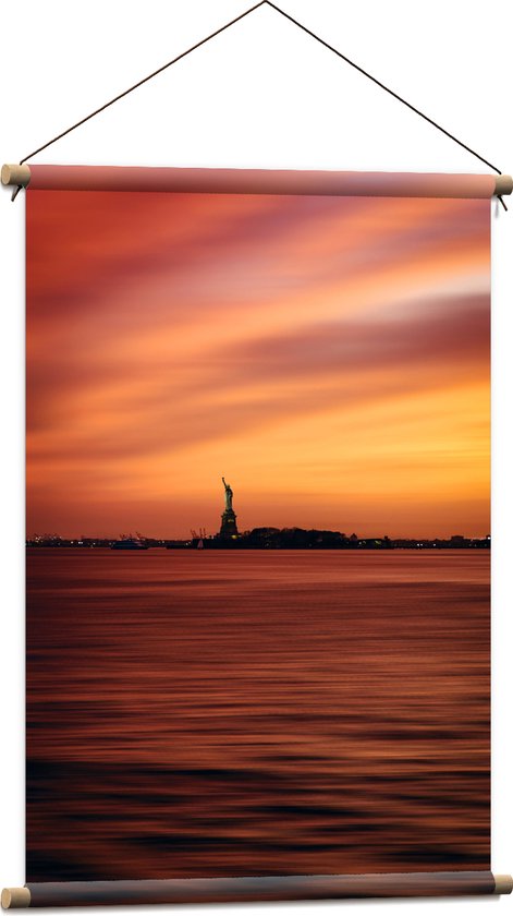 WallClassics - Textielposter - Oranje Lucht boven Vrijheidsbeeld in New York - 60x90 cm Foto op Textiel