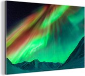 Wanddecoratie Metaal - Aluminium Schilderij Industrieel - Noorderlicht - Alaska - Oranje - Groen - 90x60 cm - Dibond - Foto op aluminium - Industriële muurdecoratie - Voor de woonkamer/slaapkamer