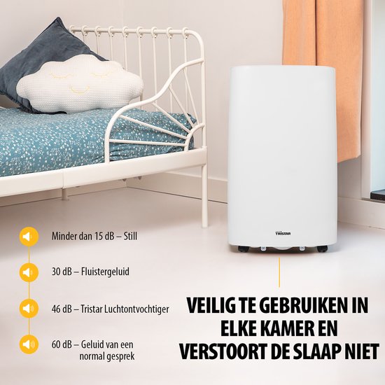 Witte luchtontvochtiger naast een bed, geschikt voor elke kamer.