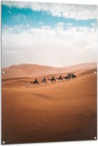 WallClassics - Tuinposter – Rij Kamelen in Woestijn - 100x150 cm Foto op Tuinposter  (wanddecoratie voor buiten en binnen)