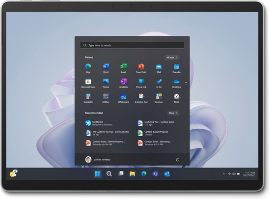 Frontaal aanzicht van een Microsoft Surface Pro 9 met het Windows 11 startmenu en apps in beeld.