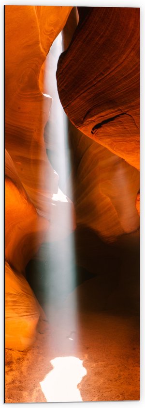 WallClassics - Dibond - Dunne Lichstraal door Antelope Canyon - 40x120 cm Foto op Aluminium (Met Ophangsysteem)