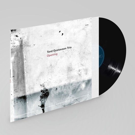 Hoes met de titel 'Opening' van Tord Gustavsen Trio, met een abstracte zwart-wit afbeelding en een zwarte vinylplaat.