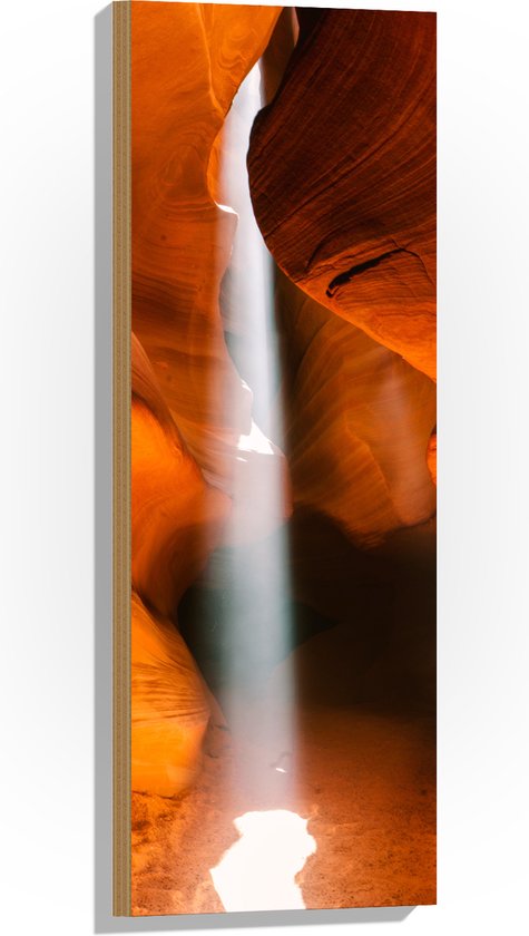 WallClassics - Hout - Dunne Lichstraal door Antelope Canyon - 30x90 cm - 12 mm dik - Foto op Hout (Met Ophangsysteem)