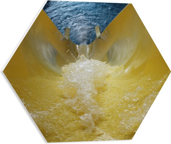 WallClassics - PVC Schuimplaat Hexagon  - Gele Glijbaan met Stromend Water - 50x43.5 cm Foto op Hexagon (Met Ophangsysteem)