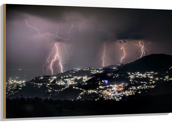 WallClassics - Hout - Donder en Bliksem bij Dorpen in de Bergen - 120x80 cm - 12 mm dik - Foto op Hout (Met Ophangsysteem)