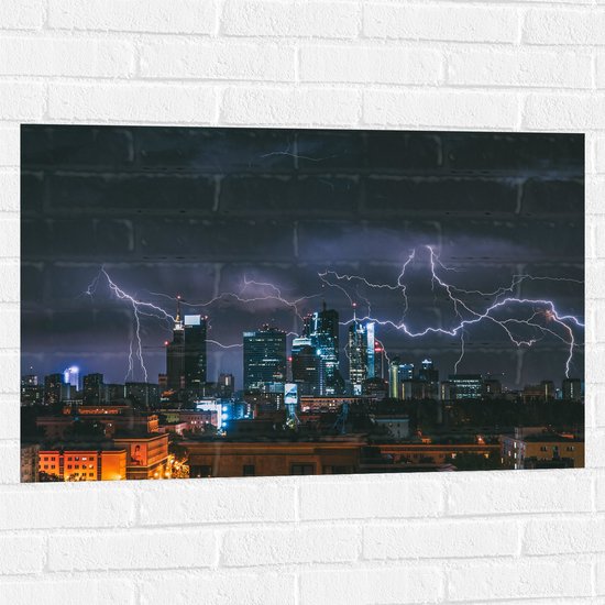 WallClassics - Muursticker - Onweer en Bliksem boven de Stad - 90x60 cm Foto op Muursticker