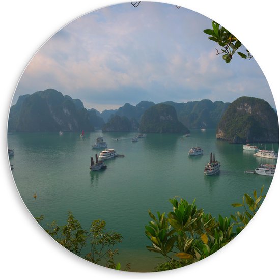 WallClassics - PVC Schuimplaat Muurcirkel - Veel Shepen in Ha Longbaai - Vietnam - 80x80 cm Foto op Muurcirkel (met ophangsysteem)