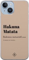 Casimoda® hoesje - Geschikt voor iPhone 14 Plus - Hakuna Matata - Siliconen/TPU telefoonhoesje - Backcover - Tekst - Bruin/beige