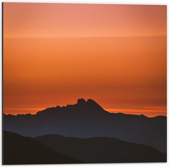 WallClassics - Dibond - Silhouette van Bergen bij Zonsondergang - 50x50 cm Foto op Aluminium (Wanddecoratie van metaal)