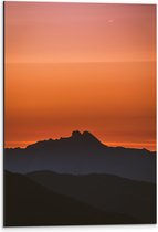 WallClassics - Dibond - Silhouette van Bergen bij Zonsondergang - 40x60 cm Foto op Aluminium (Met Ophangsysteem)