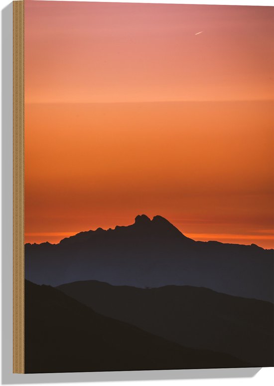 WallClassics - Hout - Silhouette van Bergen bij Zonsondergang - 40x60 cm - 12 mm dik - Foto op Hout (Met Ophangsysteem)