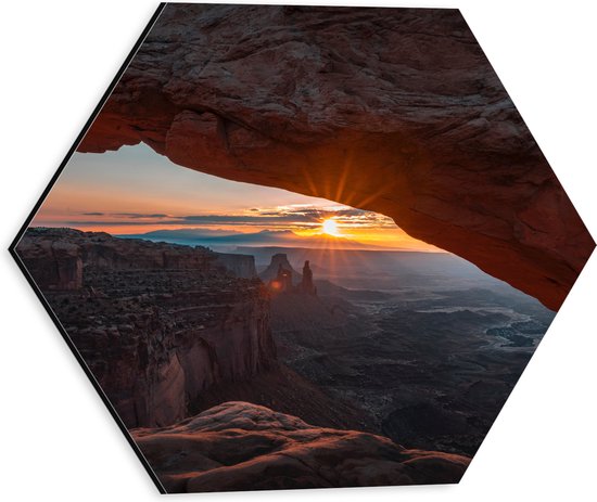 WallClassics - Dibond Hexagon - Zonsondergang bij Canyonlands Nationaal Park - 30x26.1 cm Foto op Hexagon (Met Ophangsysteem)