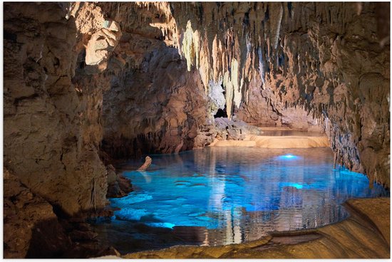 WallClassics - Poster Glossy - Water Blauw dans une Belle Grotte - 150x100 cm Photo sur Papier Poster avec Finition Brillante